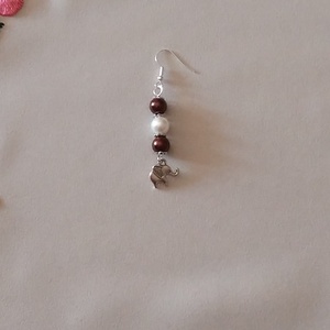 Barna és fehér gyöngyök - ékszer - fülbevaló - lógó fülbevaló - Meska.hu