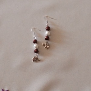 Barna és fehér gyöngyök - ékszer - fülbevaló - lógó fülbevaló - Meska.hu