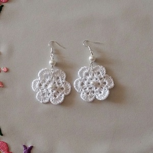 Fehér horgolt virág - ékszer - fülbevaló - lógós kerek fülbevaló - Meska.hu