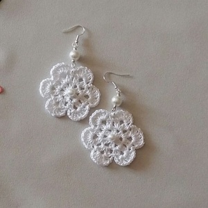 Fehér horgolt virág - ékszer - fülbevaló - lógós kerek fülbevaló - Meska.hu