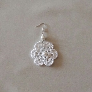 Fehér horgolt virág - ékszer - fülbevaló - lógós kerek fülbevaló - Meska.hu