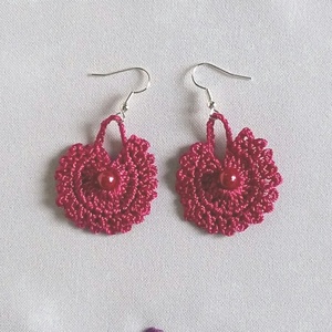 Pink fülbevaló, Ékszer, Fülbevaló, Lógós kerek fülbevaló, Ékszerkészítés, Horgolás, Pink /magenta/ színű Kordonet selyem fonalból horgoltam,  8mm-es pink tekla gyöngyöcskével díszítet..., MESKA