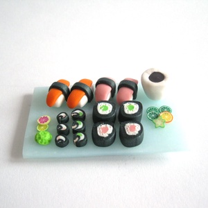 Sushi hűtőmágnes ékszergyurmából - Meska.hu