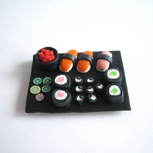 Sushi hűtőmágnes ékszergyurmából -  - Meska.hu