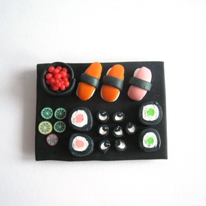 Sushi hűtőmágnes ékszergyurmából - Meska.hu