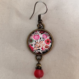 Üveglencsés fülbevaló virágokkal, antiallergén, nemesacél fémalappal - ékszer - fülbevaló - lógós kerek fülbevaló - Meska.hu