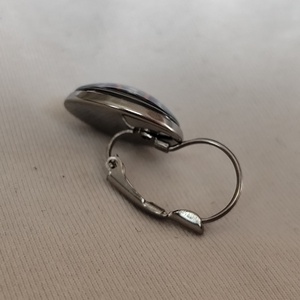 Virágos üveglencsés fülbevaló  - ékszer - fülbevaló - lógós kerek fülbevaló - Meska.hu