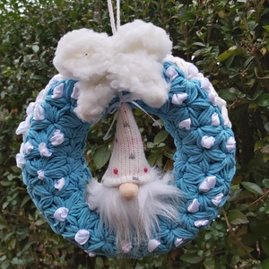 Jázmin mintás horgolt kopogtató fehér és kék színnel, 23 cm átmérővel - karácsony - karácsonyi lakásdekoráció - karácsonyi ajtódíszek - Meska.hu