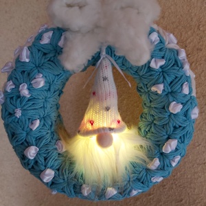 Jázmin mintás horgolt kopogtató fehér és kék színnel, 23 cm átmérővel, Karácsony, Karácsonyi lakásdekoráció, Karácsonyi ajtódíszek, Horgolás, MESKA