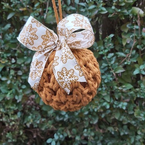 Horgolt karácsonyfadísz gömb mustár színű - karácsony - karácsonyi lakásdekoráció - karácsonyfadíszek - Meska.hu