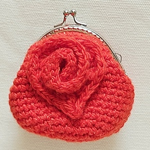 Piros horgolt mini csatos pénztárca elején szívvel - kézzel készült egyedi kiegészítő, Táska & Tok, Pénztárca & Más tok, Aprópénztartó, Horgolás, A termék készleten van, azonnal tudom küldeni megrendelés esetén. 

Piros horgolt mini csatos pénzt..., MESKA