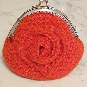 Piros horgolt mini csatos pénztárca elején szívvel - kézzel készült egyedi kiegészítő - táska & tok - pénztárca & más tok - aprópénztartó - Meska.hu