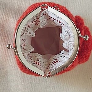 Piros horgolt mini csatos pénztárca elején szívvel - kézzel készült egyedi kiegészítő - táska & tok - pénztárca & más tok - aprópénztartó - Meska.hu