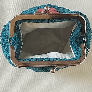 Sötét türkiz zöld horgolt mini csatos pénztárca  - bársonyos zseníliafonaból fa lepke dísszel - táska & tok - pénztárca & más tok - aprópénztartó - Meska.hu