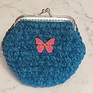 Sötét türkiz zöld horgolt mini csatos pénztárca  - bársonyos zseníliafonaból fa lepke dísszel - Meska.hu