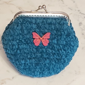 Sötét türkiz zöld horgolt mini csatos pénztárca  - bársonyos zseníliafonaból fa lepke dísszel - táska & tok - pénztárca & más tok - aprópénztartó - Meska.hu
