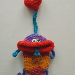 Színátmenetes horgolt vicces szörnyecske kulcstartó, szívvel - Meska.hu
