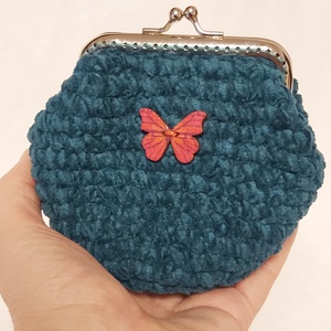 Sötét türkiz zöld horgolt mini csatos pénztárca bársonyos zseníliafonaból lepke dísszel - táska & tok - pénztárca & más tok - aprópénztartó - Meska.hu