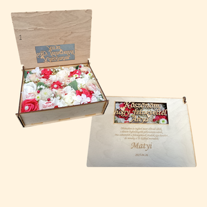 Szülőköszöntő ajándék esküvőre � egyedi gravírozott fa doboz virággal és csokoládéval (PLSZ1505), Esküvő, Emlék & Ajándék, Szülőköszöntő ajándék, Gravírozás, pirográfia, Virágkötés, MESKA