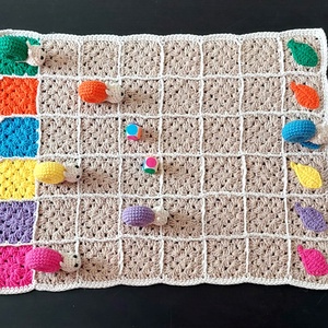 Horgolt társasjáték - csigafutam - játék & sport - táblajáték és kártyajáték - társasjátékok - dobókocka - Meska.hu