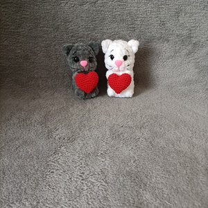 Horgolt cica szívvel - Meska.hu