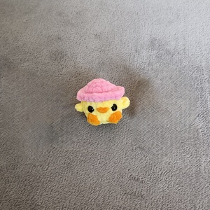 Horgolt sapkás csibe , Ünnepi díszek, dekorációk, Húsvéti díszek és dekorációk, Húsvéti asztaldíszek, Horgolás, MESKA