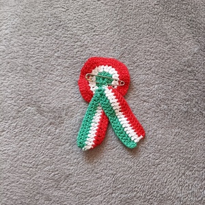 Horgolt kokárda- nagy(10 cm) - esküvő - kiegészítők - kitűző - Meska.hu