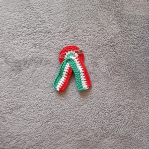 Horgolt kokárda- közepes(7 cm) - esküvő - kiegészítők - kitűző - Meska.hu