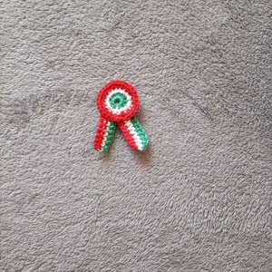 Horgolt kokárda- kicsi(5 cm), Esküvő, Kiegészítők, Kitűző, Horgolás, MESKA