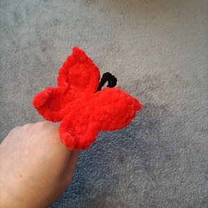 Horgolt piros pillangó ujjbáb  - játék & sport - bábok - ujjbáb - Meska.hu