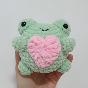 Horgolt amigurumi plüss szívecskés béka - Meska.hu