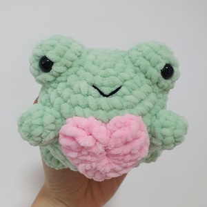 Horgolt amigurumi plüss szívecskés béka - játék & sport - plüssállat & játékfigura - béka - Meska.hu