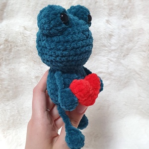 Horgolt amigurumi plüss béka szívvel - játék & sport - plüssállat & játékfigura - béka - Meska.hu