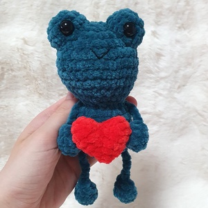Horgolt amigurumi plüss béka szívvel - játék & sport - plüssállat & játékfigura - béka - Meska.hu