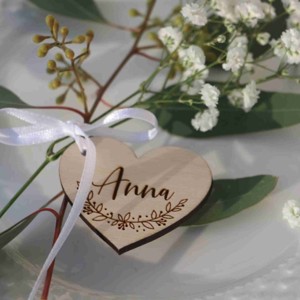 Szív alakú fa névtábla � gravírozott ültetőkártya esküvőhöz - Meska.hu