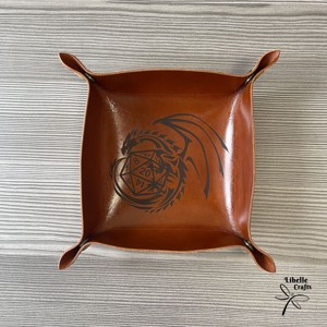 Kocka köré font sárkány motívumos kockadobó tálca - játék & sport - táblajáték és kártyajáték - társasjátékok - dobókocka - Meska.hu