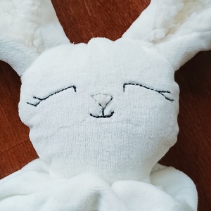 Alvó nyuszóka - Bundi nyuszi - baba - mama - baba játékok - szundikendő, alvóka - Meska.hu