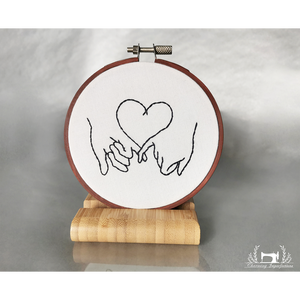 Kezedben a szívem - hímzőkeret dekoráció - Meska.hu