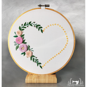 Virágos szív  - hímzőkeret dekoráció - otthon & életmód - dekoráció - fali és függő dekoráció - falra akasztható dekor - Meska.hu