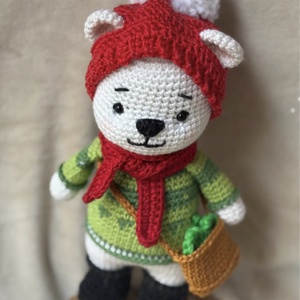 Horgolt sapis maci, Játék & Sport, Plüssállat & Játékfigura, Maci, Horgolás, Varrás, Kézzel horgolt macika levehető sapkával, sállal a nyakában. Levehető kis táska, amiben 2 4 levelű l..., MESKA