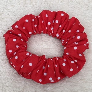 Piros pöttyös hajgumi-scrunchie - Meska.hu