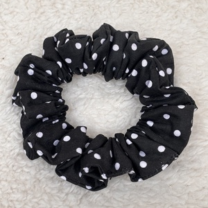 Fekete pöttyös hajgumi-scrunchie - Meska.hu
