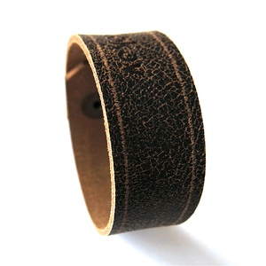 Patentos bőr karkötő - 2,5 cm széles - Sötétbarna marhabőr - Férfi karpánt - Méretre - Marsabit - Polokov - ékszer - karkötő - széles karkötő - Meska.hu