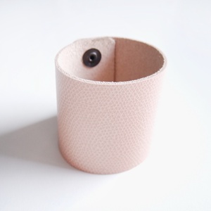 Sand Salmon Széles bőr karkötő - ékszer - karkötő - széles karkötő - Meska.hu