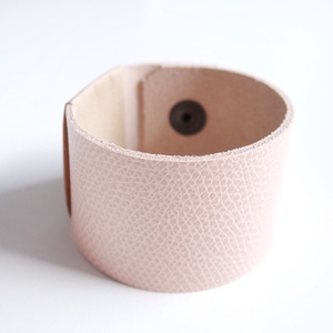 Sand Salmon Középszéles bőr karkötő - ékszer - karkötő - széles karkötő - Meska.hu