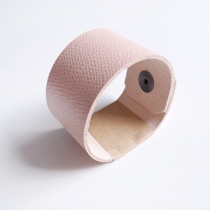 Sand Salmon Középszéles bőr karkötő - ékszer - karkötő - széles karkötő - Meska.hu