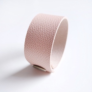 Sand Salmon Keskeny bőr karkötő, Ékszer, Karkötő, Széles karkötő, Bőrművesség, Ékszerkészítés, MESKA