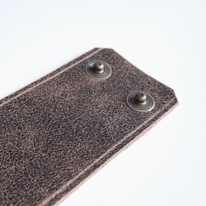 MARSABIT Patentos bőr karkötő - 5 cm széles - Sötétbarna marhabőr karpánt - ékszer - karkötő - széles karkötő - Meska.hu