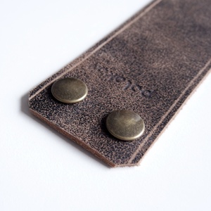 MARSABIT Patentos bőr karkötő - 5 cm széles - Sötétbarna marhabőr karpánt - ékszer - karkötő - széles karkötő - Meska.hu