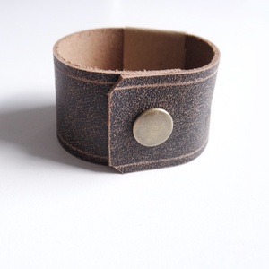 MARSABIT Patentos bőr karkötő - 3.5 cm széles - Sötétbarna marhabőr karpánt - Meska.hu